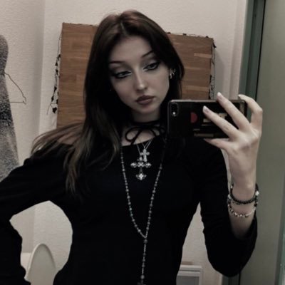 PsychoVaisselle's profile picture. j'ai la moitié d'un coeur et les yeux si rouges que leur bleu s'annule / pour un public ma foi averti