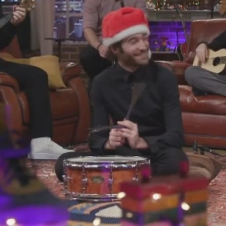 mikrolactaki3's profile picture. • στη μεγάλη πόλη, η αγάπη έχει χαθεί 🪐