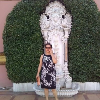 farschideh's profile picture. مامان همیشه درصحنه که مهندسی کامپیوتر خونده وکارمند اداره کارمیباشد وعاشق ایران است.فعال حقوق بشری هم شغل نیست ،کاسبی مدرن است.