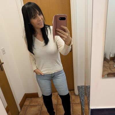 Lisawoody30's profile picture. Originally from Scotland, All Views are my own, Glasgow Rangers/Leeds utd fan  NHS Worker, 🙏  @cowesportsfc secretary ⚽️