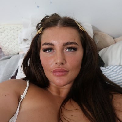 baddybrunettexx's profile picture. let’s talk 👇🏻