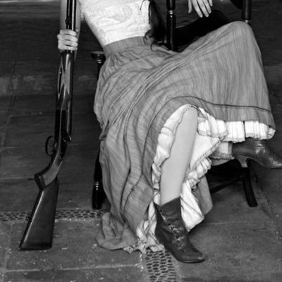 catsinr's profile picture. ⠀beware violence dog