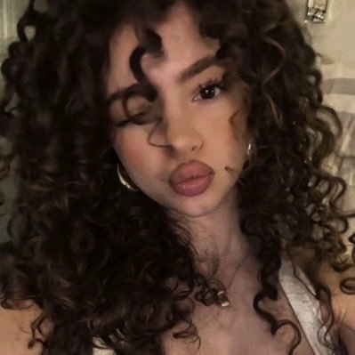 curlybrunettee_'s profile picture. @realmadrid | 🇦🇱