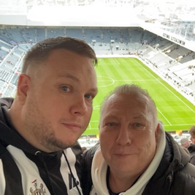 leerobson23's profile picture. 