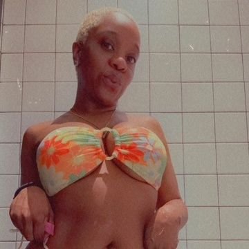 Ichoosemenow44's profile picture. E-book author 📚 | Content creator 🎥 | Pretty thoughts, pretty vibes.