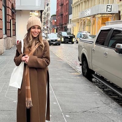 Emilia425618's profile picture. 