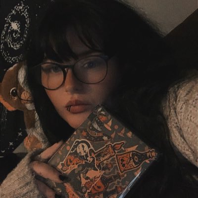 vickyscosybooks's profile picture. 32| Dark romance reader 🥀 F1 lover 🏎️ Carlos Sainz 55 CR ~ Quicksilver