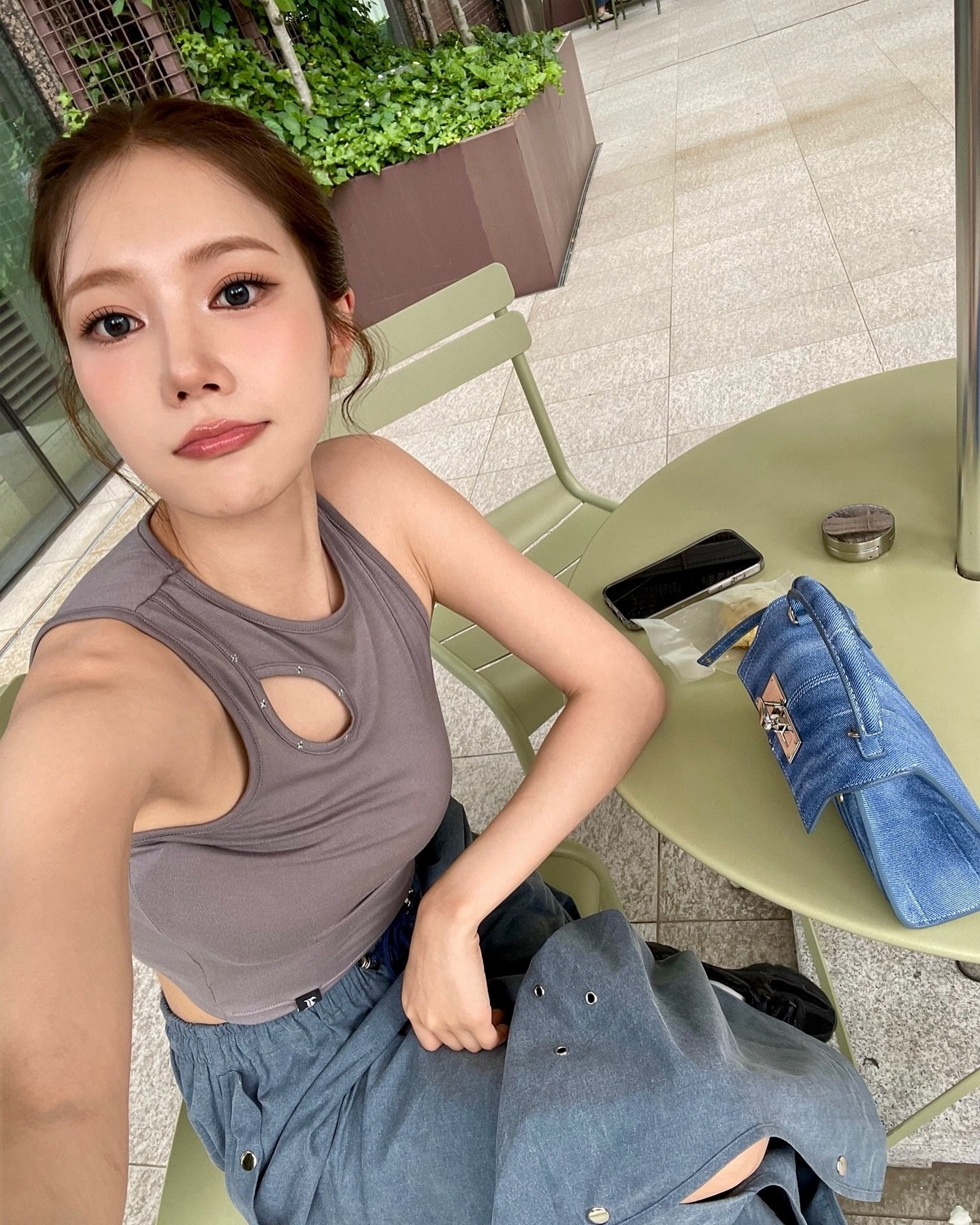 Awmwoouqo81359's profile picture. 