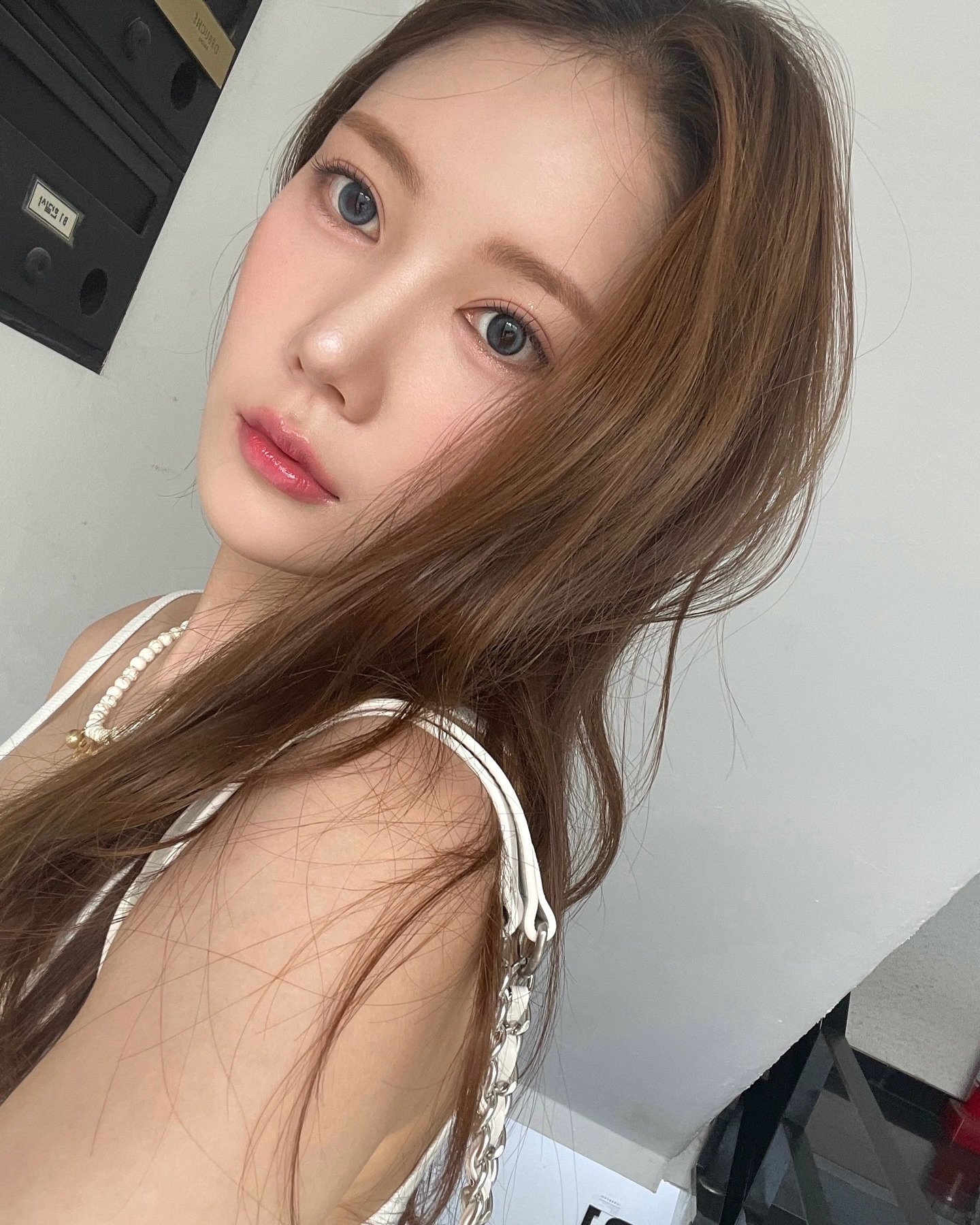 Floora718328's profile picture. 