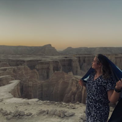 shapeofari1995's profile picture. مهندس شیمی که چیزی از شیمی نمیدونه🤷🏻‍♀️