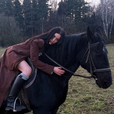 93ill_'s profile picture. أملك جنون الإستمرارية لكن برُوح كهلة