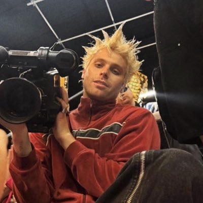 strtoverr's profile picture. living in the glitter