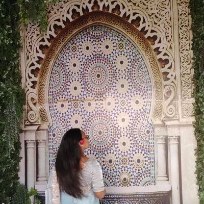 sirfapnidhunme's profile picture. have a PhD in 'the art of letting go'. कृष्ण सखी💫