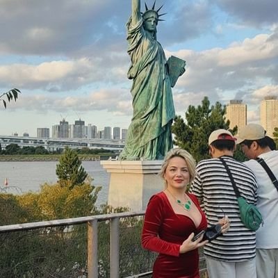 NaCmm7's profile picture. گیسوانت را باد خواهد برد.
داغدار عاشق‌ترین مردگان سالی که گذشت:(