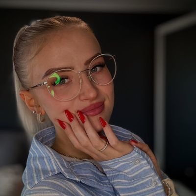 yaso_095's profile picture. إفتراضية،
بِـ قلبٍ حيّ . .✨️🖤