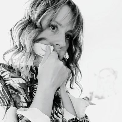 Veronica_G_P's profile picture. 🧠 Periodista y socióloga.
🗞️ Colaboro en @uvebooks y @lesfartures.
✍🏼 Escritora: #elcarácterpeculiardealgunascosas.
⬇️ Colaboraciones en LINK