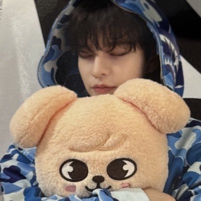 seungslushy's profile picture. have u ever seen snoopy and seungmin in the same room before…