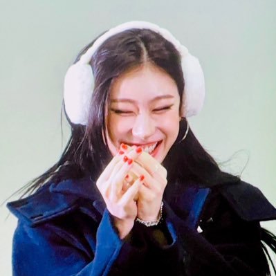 chaeryeongsLOG's profile picture. 