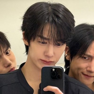 ezrarzee's profile picture. a socially awkward potato and
born hater