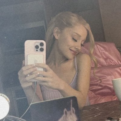 taylorsciences's profile picture. girl in the bubble