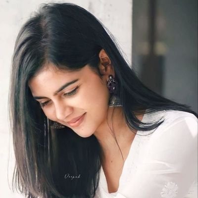 itz_khadeeja's profile picture. Professional Tarot Reader 🧚🏻‍♀️.  Relatable quotes✍️ Music fanatic 🎧
lyrical addict...✨