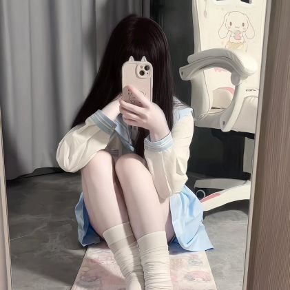 niannianne's profile picture. 哈喽，喜欢可以关注，日常分享白袜，jk，丝袜福利