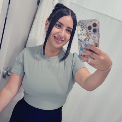 ItsAnnniiee's profile picture. Ni el tiempo vuelve, ni la vida se repite, sé feliz.