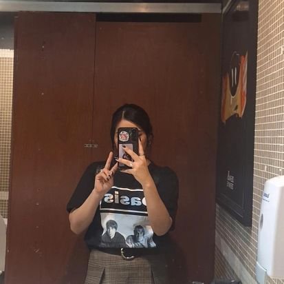 Sailorsaturm's profile picture. Delineador negro, gatos, series, recitales, animes y té. Antes stalkeaba bandas ahora estudio abogacía.