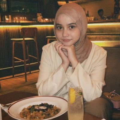 sisyafira_'s profile picture. .,. mencari kebahagiaan di tempat di mana Adam dan Hawa dihukum?