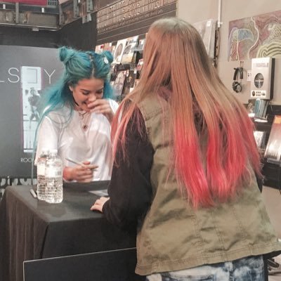 megfeder's profile picture. ✭