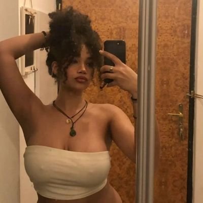 Pink_chamgbpane's profile picture. Goddess amongst men 🦋👸🏻
Crypto Enthusiast 🪙 
Nature Lover 🌄 
Health and wellness obsessed ☘️🥋🥊