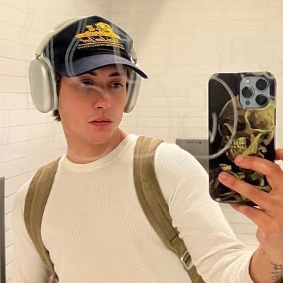 garraties's profile picture. I am a daughter of cain AND of gavries. 20, they♱them 🏳️‍🌈