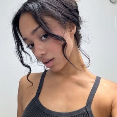 lizwess's profile picture. and she was there. all pink and gold and glittering