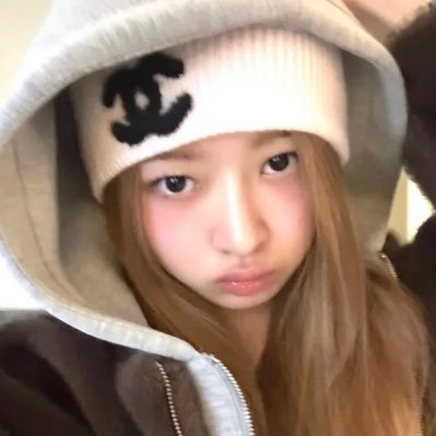 zuhazans's profile picture. psychologists hate txt, enhypen and le sserafim! they give free therapy and comfort to millions in one day.