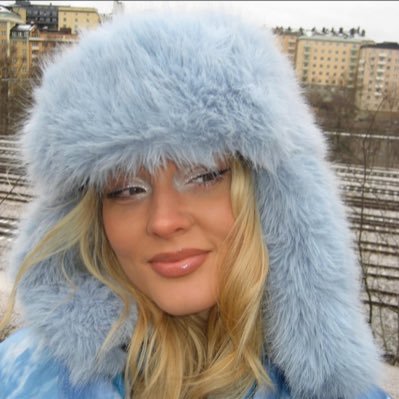 thendofalthings's profile picture. con la luna que alumbra el camino