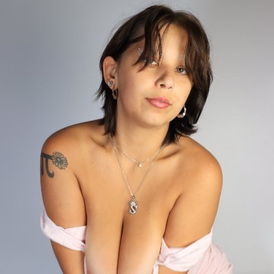 xXsinsational's profile picture. I love to have fun and show off.