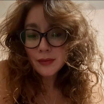 daphnella's profile picture. Bióloga que diseña experiencias para aprender ciencia. Apasionada por la neurociencia, la educación… y el café ☕🧠 📚 🧬 #CienciaEnBreve #PoesíaEnBreve