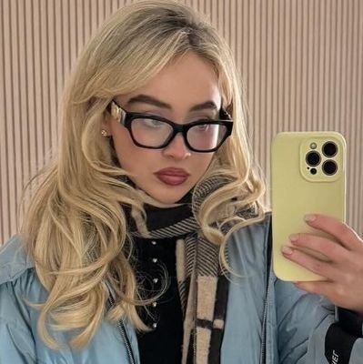 allixreader's profile picture. 