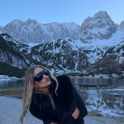 sunshinexguava's profile picture. Mediterranean romance meets Slavic rationalism. 777