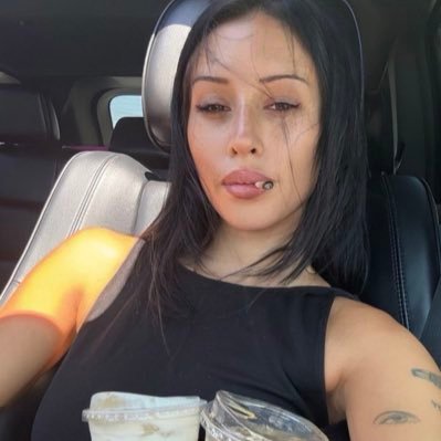 thinhadid's profile picture. hot and young