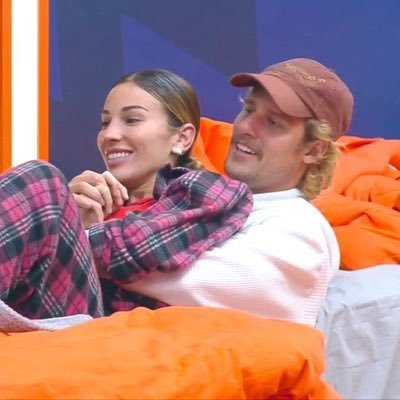 MomentsComadre's profile picture. 