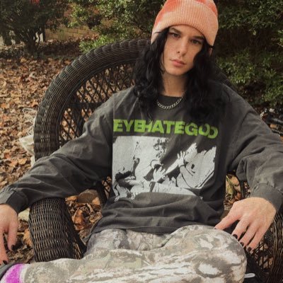 strawbeebzy's profile picture. ♓️Pisces - swifte - Sabrina Stan - Taco Bell lover- 29 🎂