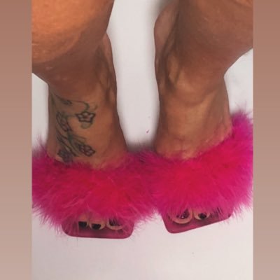 saraboss_milf's profile picture. 47 anos de pura malícia, curvas naturais, pezinho 37 e mente ousada. Vem descobrir o que me faz sorrir. Tributo de R$20