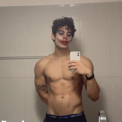 DestruidoDlares's profile picture. viciado em ligar o foda-se