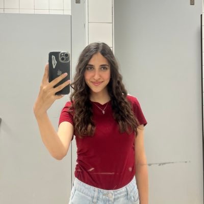 dimbeingdelulu's profile picture. left handed but always right