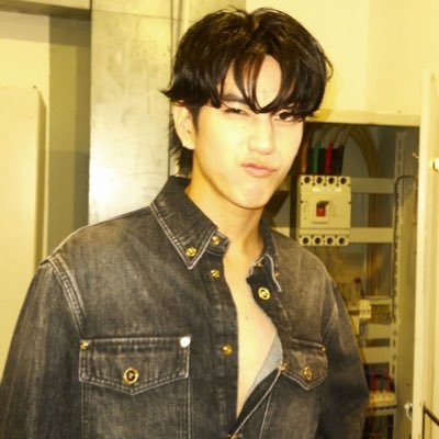 fool4hongshi's profile picture. eu e o hong tomando sorvete 💛