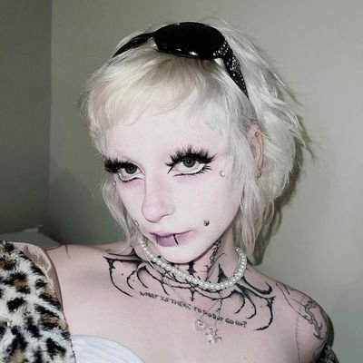 River_wlw's profile picture. 21, really hot (pfp is carolesdaughter)