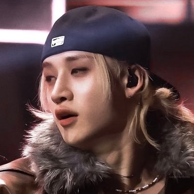 hyvnchris's profile picture. Felix's flashed out white picture from a video fancall where he looks absolutely clueless and terrified