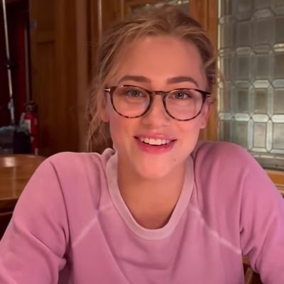 ChiliKavanagh's profile picture. fangirleo como forma de vida/ ¿Ali Hazelwood? mi patrona, Reylo mi religión  ✨for the stars who listen and the dreams that are answered✨

Wattpad:ItsClaux_23