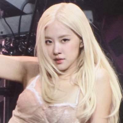rosiescilantro's profile picture. it’s 3am and i’m losing myself and my mind over rosé again ♡